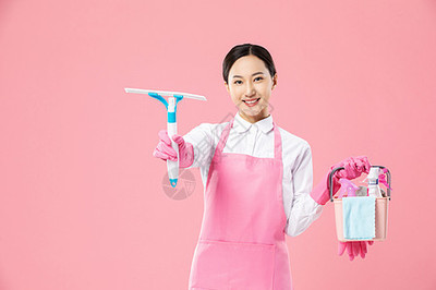家政服務女性手提清潔工具